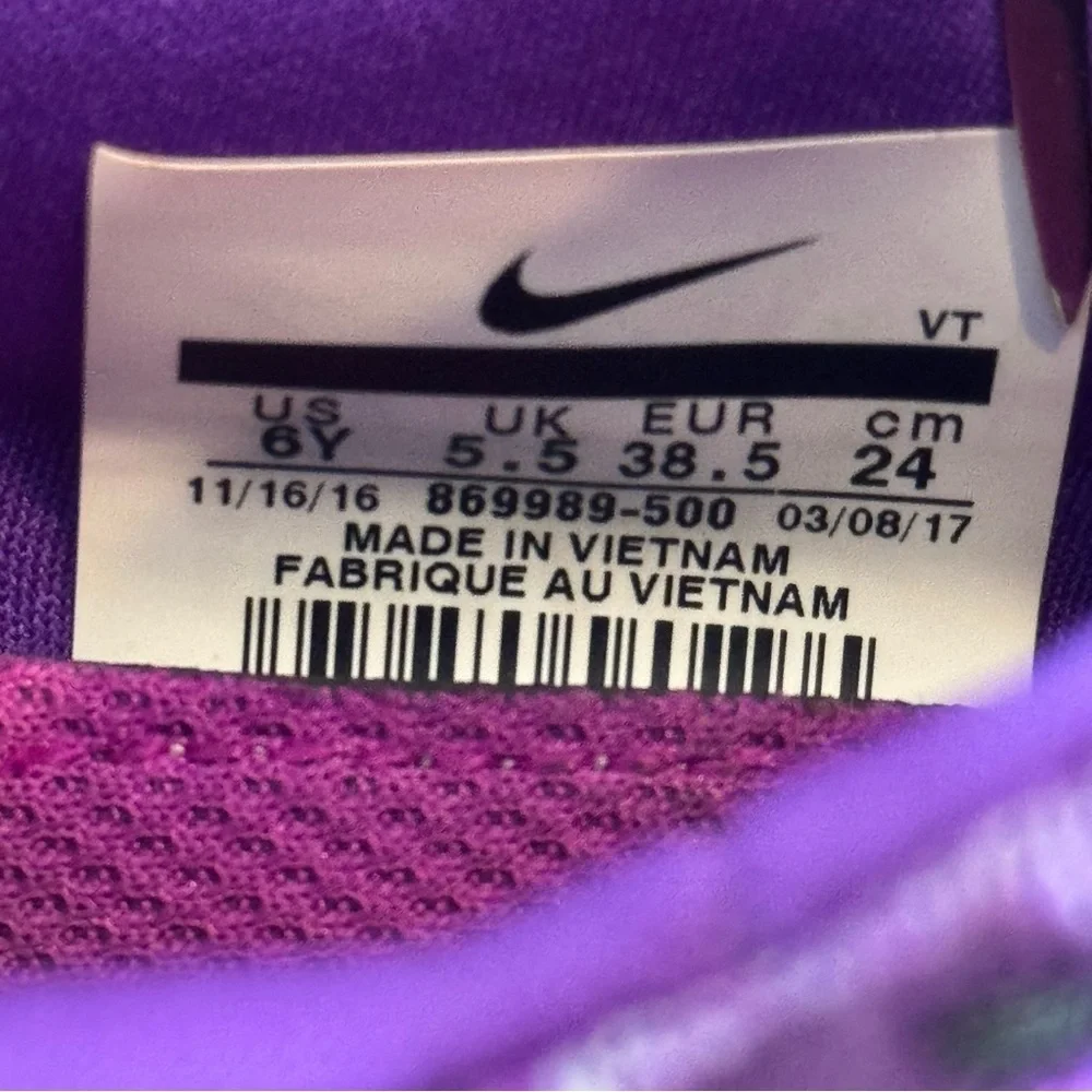 Nike purple LunarEpic Low Flyknit 2 running shoes girls size 6Y